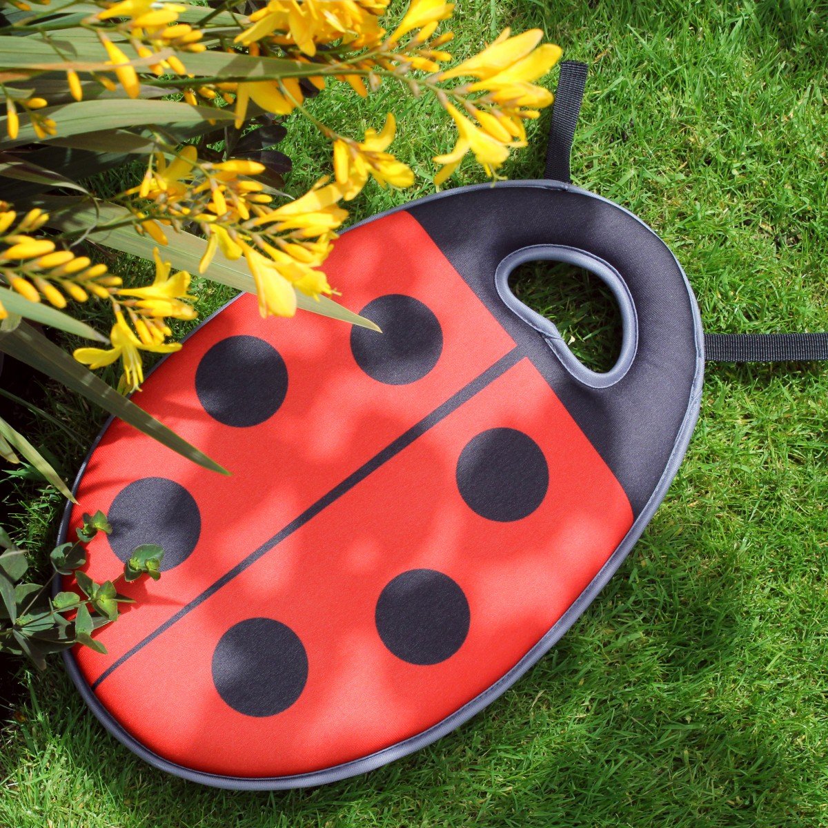 Load image into Gallery viewer, BURGON &amp; BALL Budding Gardener Child&#39;s Kneelo Kneeler - Dotty Ladybird