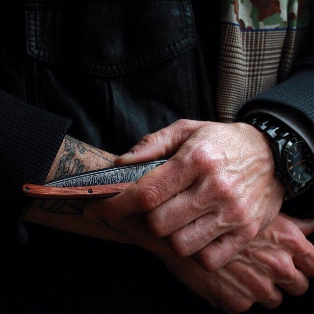 DEEJO KNIFE | Rosewood BLACK 37g - Feather Displayed