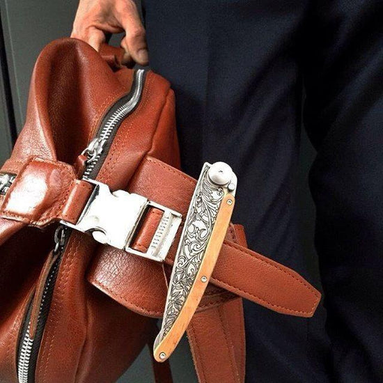 DEEJO KNIFE | Juniper Wood 37g - Art Nouveau displayed