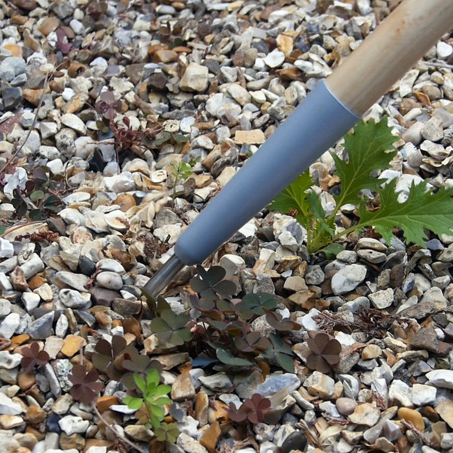 BURGON & BALL | Weed Slice - long handled in action